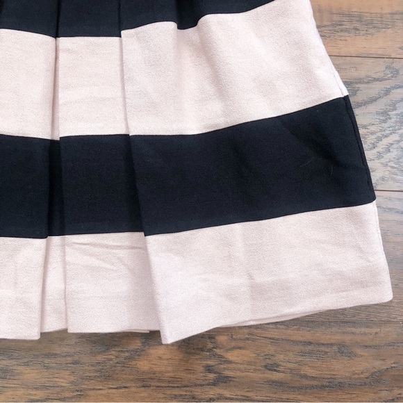 BCBGeneration • Pleated Mini Skirt tan black stripe Dark Buff pockets full - Picture 6 of 10